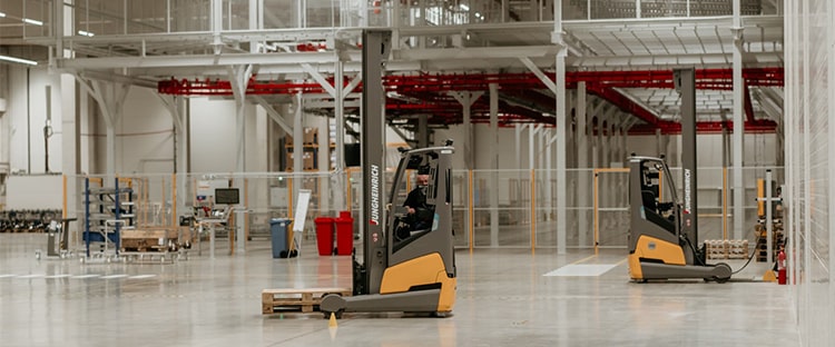 			Skladník, řidič VZV
